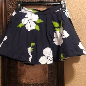 NWOT Hollister Tropical Skirt. Layered liner for fullness. Green/Navy/White XS